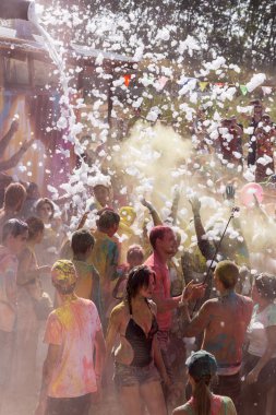 çok sayıda insanlar renkli açık Festivali