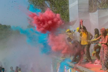 een menigte van mensen dansen op een kleurrijke festival van kl
