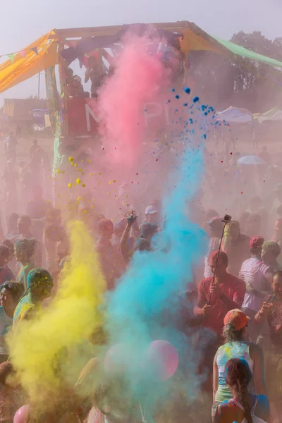 Velký počet lidí v barevné venkovní festivalu — Stock fotografie