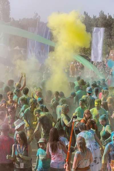 Um grande número de pessoas no colorido festival ao ar livre — Fotografia de Stock