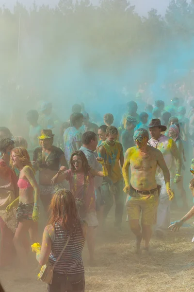 A crowd of people dancing on a colorful festival of colors — Stock Photo, Image