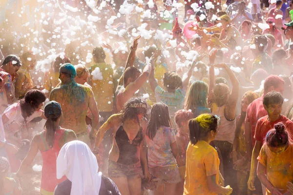 Velký počet lidí v barevné venkovní festivalu — Stock fotografie