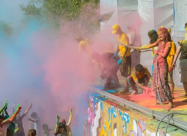 Eine Menschenmenge, die auf einem bunten Fest der Farben tanzt — Stockfoto