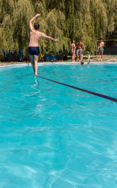 insanlar sling su üzerinde yürümek.