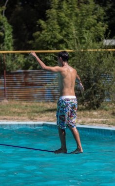 insanlar sling su üzerinde yürümek.