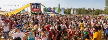 çok sayıda insanlar renkli açık Festivali