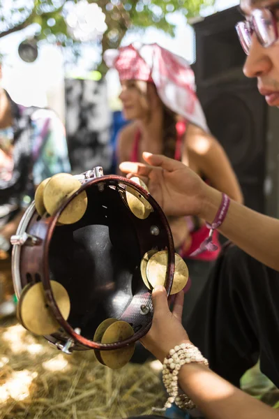 Homem tocando bateria de mão na natureza — Fotografia de Stock