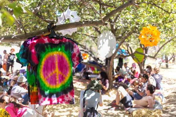 T-shirt Rainbow al festival hippies — Foto Stock