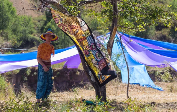 Pessoas em festival de verão étnico — Fotografia de Stock