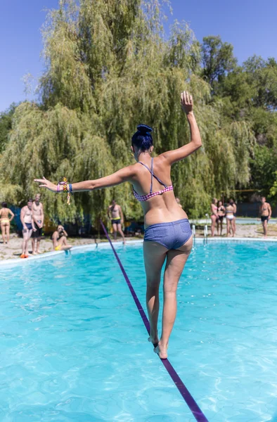 People walk on the sling over the water — Stock Photo, Image