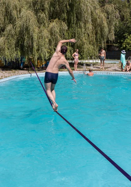 People walk on the sling over the water — Stock Photo, Image