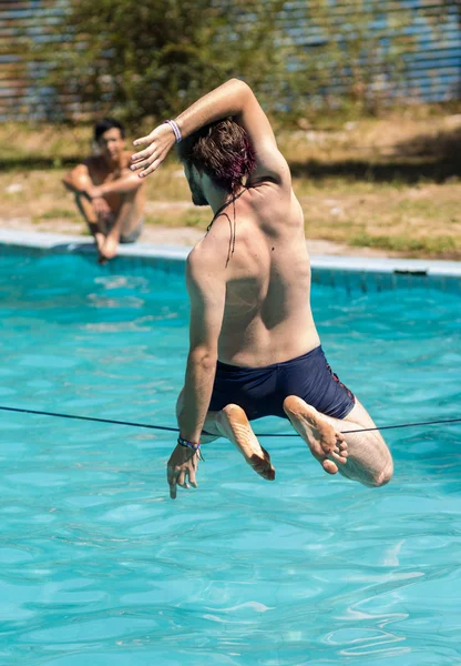 People walk on the sling over the water — Stock Photo, Image