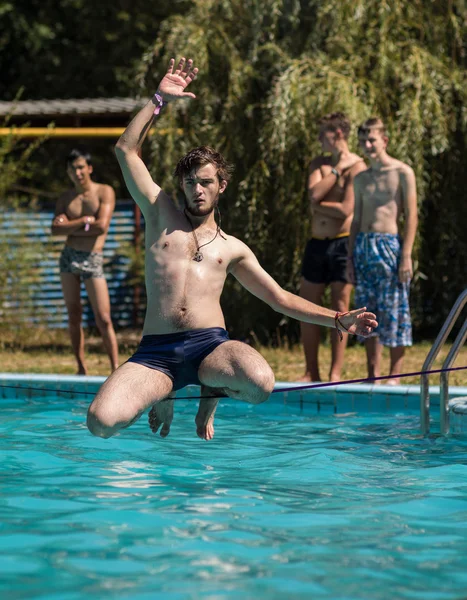 People walk on the sling over the water — Stock Photo, Image