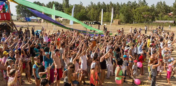 Velký počet lidí v barevné venkovní festivalu — Stock fotografie