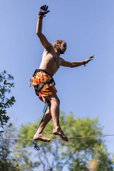 Hombre caminando sobre el cabestrillo sobre el precipicio — Foto de Stock