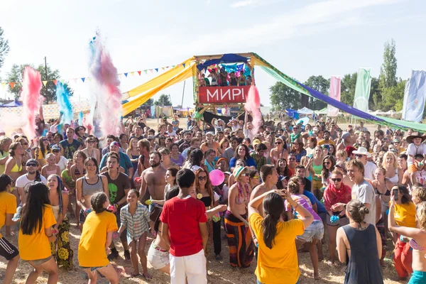 Ένας μεγάλος αριθμός ανθρώπων στο πολύχρωμο υπαίθρια Φεστιβάλ — Φωτογραφία Αρχείου