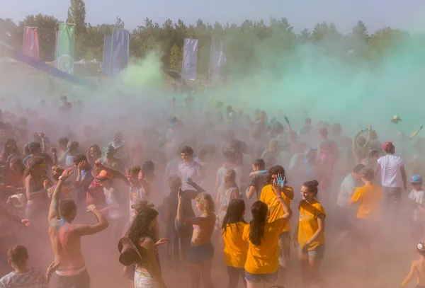 Duża liczba osób w kolorowe odkryty festiwalu — Zdjęcie stockowe