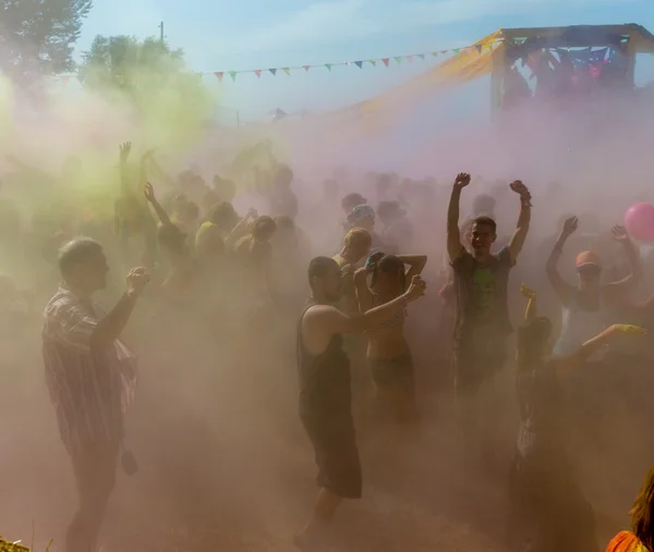색상의 다채로운 축제에 무용 하는 사람들의 군중 — 스톡 사진