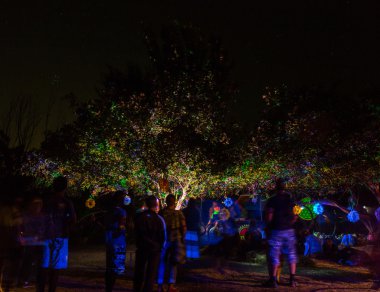 gece parti niteliğine