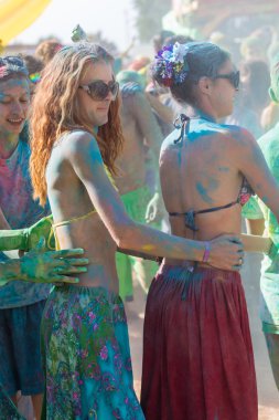 een menigte van mensen dansen op een kleurrijke festival van kl