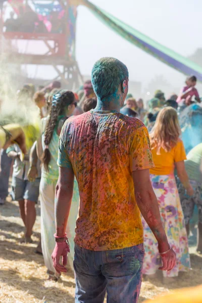 En skara människor som dansar på en färgstark festival av färger — Stockfoto