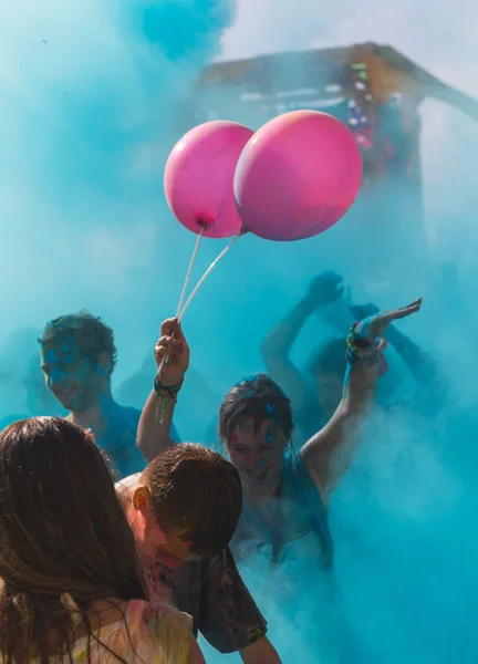 Толпа танцующих на красочном фестивале красок — стоковое фото