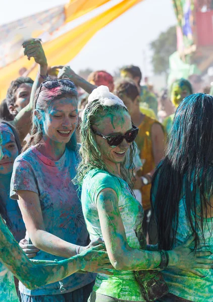 Uma multidão de pessoas dançando em um festival colorido de cores — Fotografia de Stock