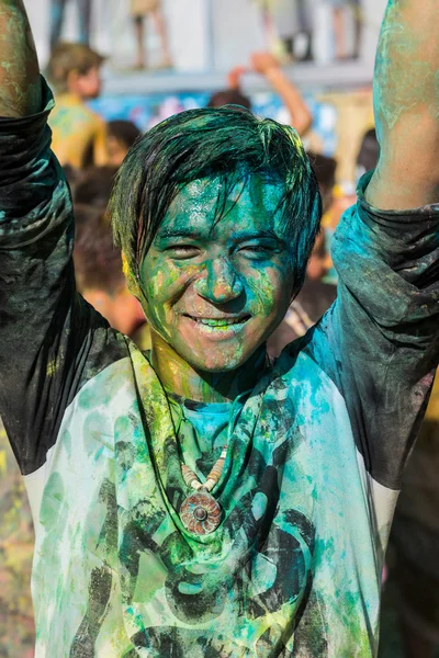 Una multitud de personas bailando en un colorido festival de colores — Foto de Stock