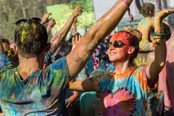 Eine Menschenmenge, die auf einem bunten Fest der Farben tanzt — Stockfoto