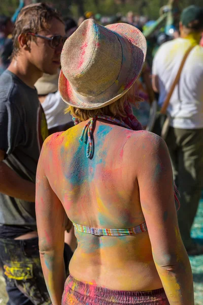 民族のお祭りの少女。明るくカラフルな美しい. — ストック写真