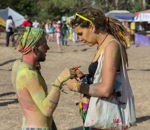 Un par de amantes en un festival de verano hippies — Foto de Stock