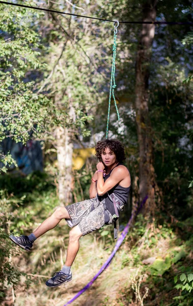 Homme marchant sur la fronde sur le précipice — Photo