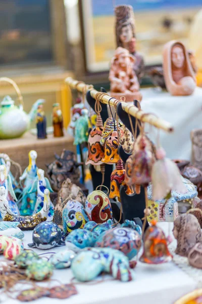 Diferentes souvenirs y baratijas en el mercadillo — Foto de Stock