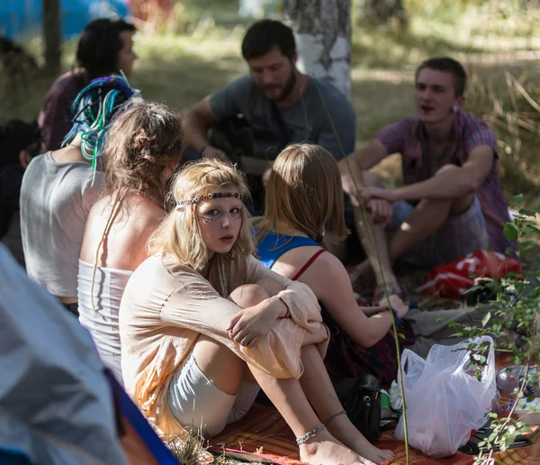Ein Liebespaar auf einem Sommerfest Hippies — Stockfoto