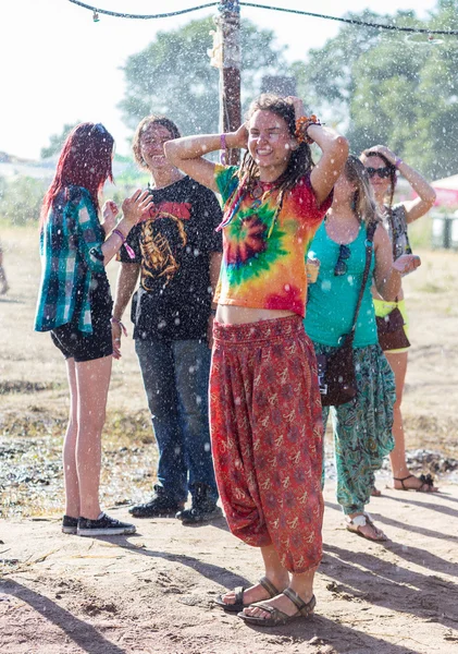 Mädchen auf ethnischem Fest. leuchtend bunt und schön. — Stockfoto