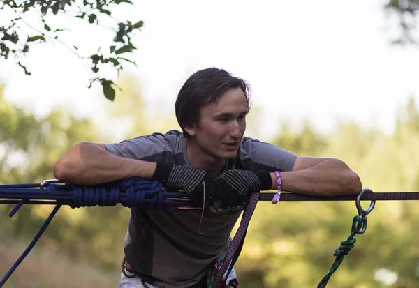 Man walking on the sling over the precipice — Stock Photo, Image