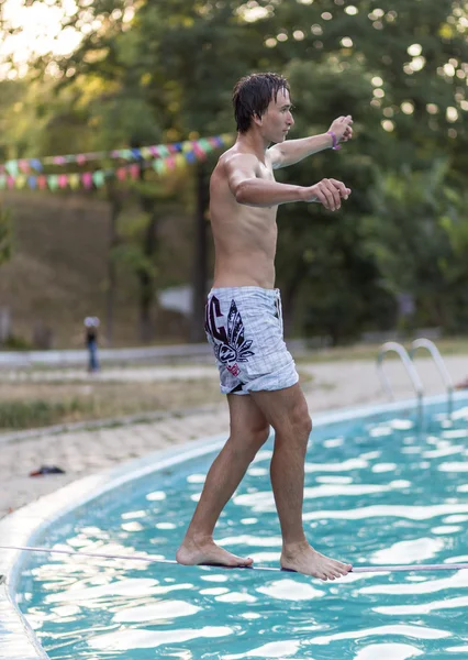 People walk on the sling over the water — Stock Photo, Image