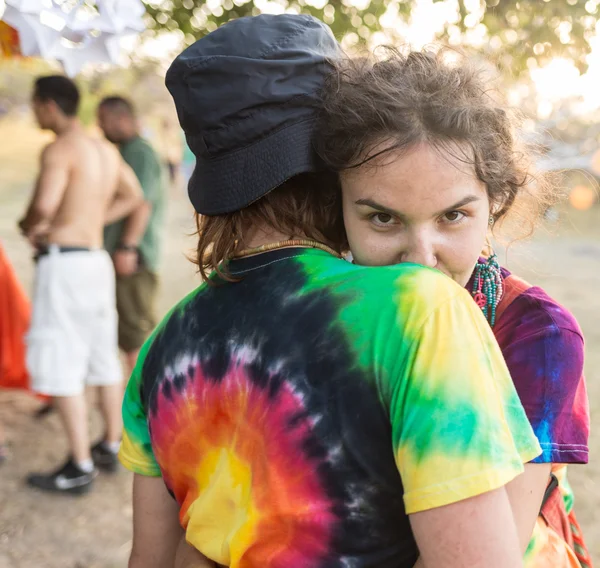 Un par de amantes en un festival de verano hippies — Foto de Stock