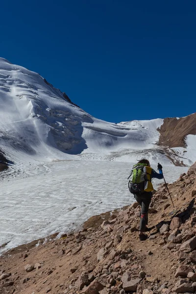 Turisti a piedi intorno alle belle montagne, andare in pista — Foto Stock