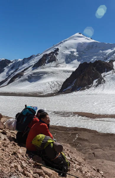 Los turistas caminan por las hermosas montañas, van por la pista —  Fotos de Stock