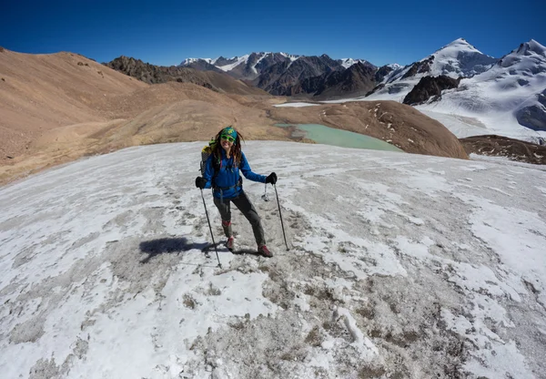 Turisti a piedi intorno alle belle montagne, andare in pista — Foto Stock