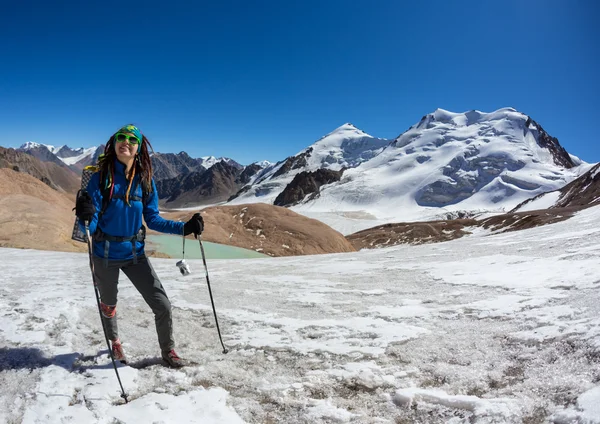 Girl in mountains landscape contemplates — Stock Photo, Image