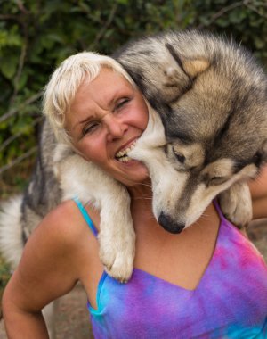 kadın ile köpek dışarıda oynarken