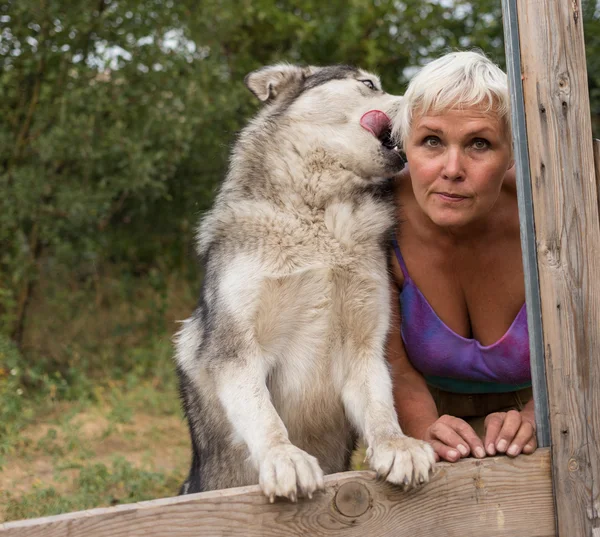 Kadın ile köpek dışarıda oynarken — Stok fotoğraf