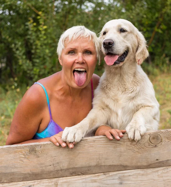 Žena hrající se psem venku — Stock fotografie