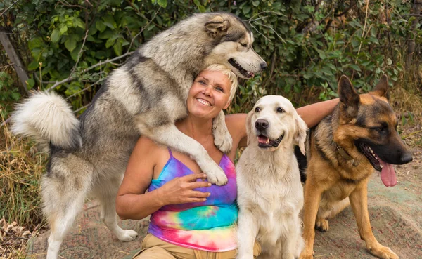 Vrouw met hond buiten spelen — Stockfoto