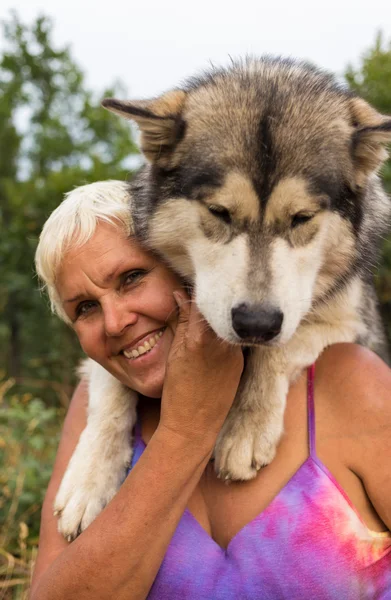 Mulher brincando com cão ao ar livre — Fotografia de Stock