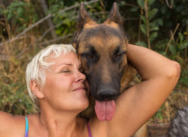 Vrouw met hond buiten spelen — Stockfoto