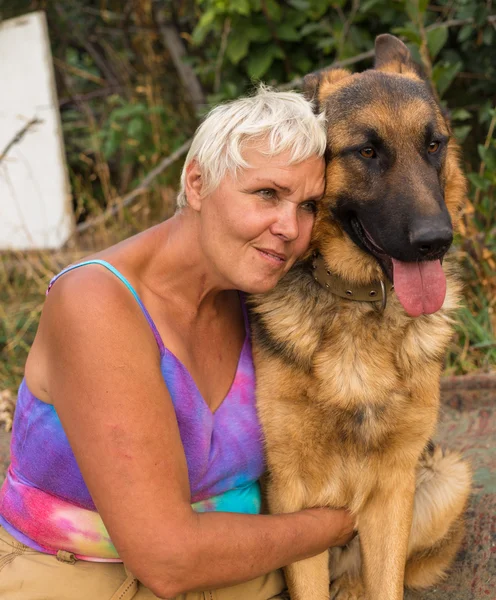 Vrouw met hond buiten spelen — Stockfoto