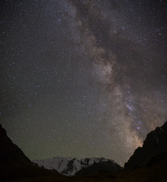 Noche acampando bajo las estrellas Montañas — Foto de Stock